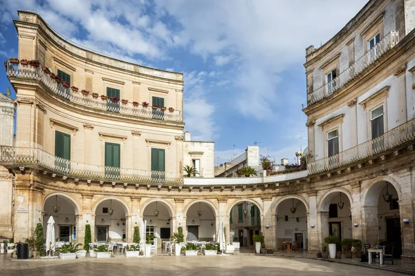 Martina Franca, Puglia 'dan. Piazza Plebiscito ve Basilica di San Martino. Gün batımında Apulia 'nın simgesi, İtalya.