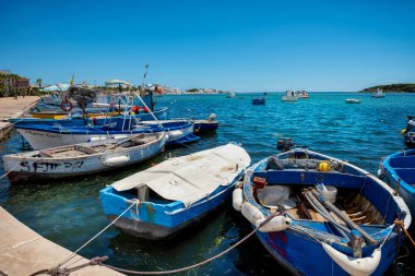 Porto Sezero: Puglia, Apulia, İtalya 'nın güneyindeki bir köy olan Porto Cesareo limanının manzarası