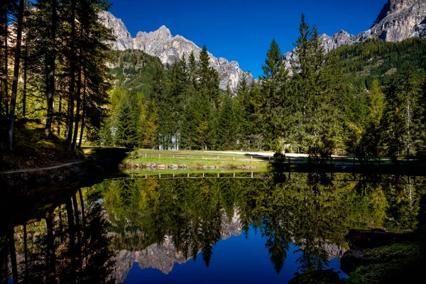 Φθινόπωρο Ειρηνική Αλπική Λίμνη Trentino Alto Adige Ιταλία — Φωτογραφία Αρχείου