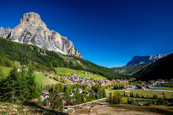 Autumn ve Corvara 'daki Sassongher. Val Gardena, Dolomitler, Trentino Alto Adige, İtalya