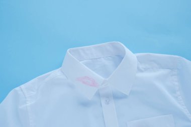 Yakanda ruj izi var. Yüksek kalite fotoğraf