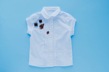 Kirli beyaz gömlek. Günlük yaşam lekesi konsepti. Yüksek kalite fotoğraf