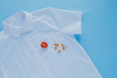 Beyaz gömlekteki taze domateslerin lekeleri..