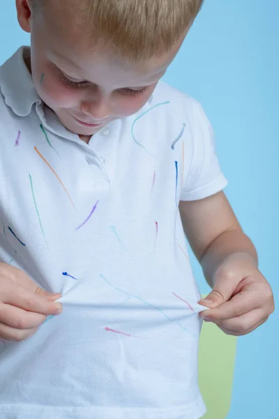 Child Looking Shirt Drawing Colored Pencils High Quality Photo — Stock Photo, Image