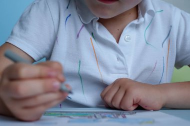 Çocuk keçeli kalemle çiziyor. Yüksek kalite fotoğraf