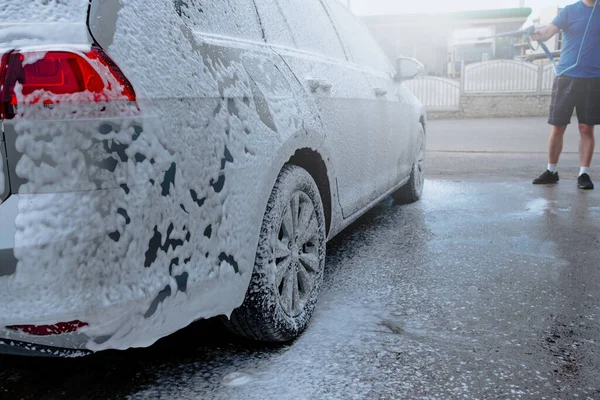 Primer Plano Del Coche Lavado Bajo Presión Agua Hombre Lava — Foto de Stock