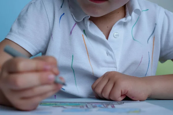 Het Kind Tekent Met Viltstiften Hoge Kwaliteit Foto — Stockfoto