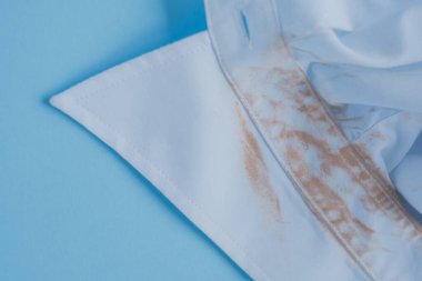 Günlük yaşam aktivitelerinden kalma yaka gömleğindeki kozmetik leke. Temizlik ve çamaşır konsepti için toprak lekeleri