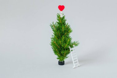 Kalpli Noel ağacı, merdiven. Minimalizm. Yüksek kalite fotoğraf