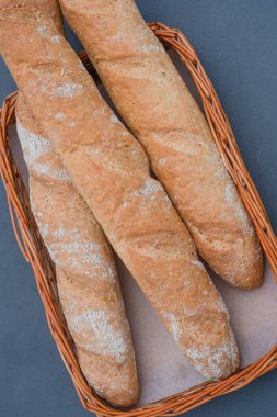 Çavdar ekmeğini gri arka planda kapat. Yüksek kalite fotoğraf