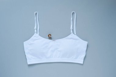 Beyaz sütyende tonal leke. Yüksek kalite fotoğraf