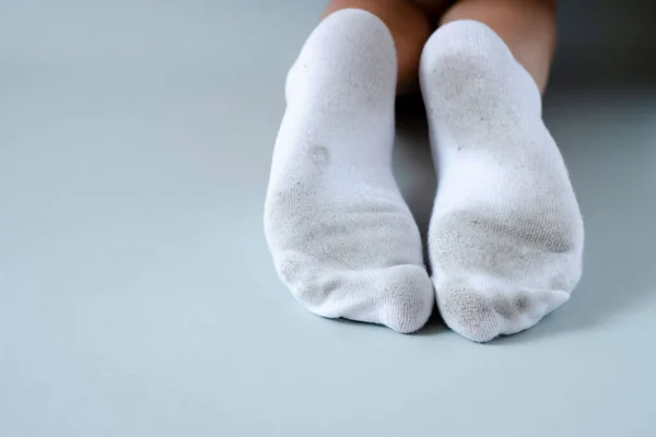 Schmutzige Socken Isoliert Auf Grauem Hintergrund Hochwertiges Foto — Stockfoto