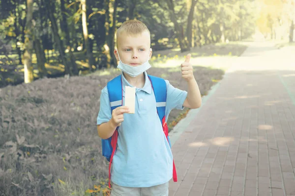 Uczeń Zdejmujący Maskę Jedzący Gofry Dobrze Się Prezentujący Koncepcja Edukacji — Zdjęcie stockowe