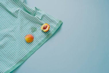 Masa örtüsündeki meyve lekesi. Günlük hayatın kirli lekesi. Yüksek kalite fotoğraf