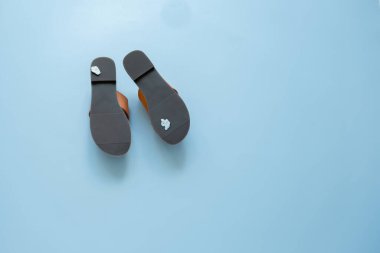 Ayakkabı tabanına sakız yapıştırmak. Yapışkanlık konsepti. Yüksek kalite fotoğraf