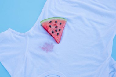 Böğürtlenli beyaz bir tişört lekesi.