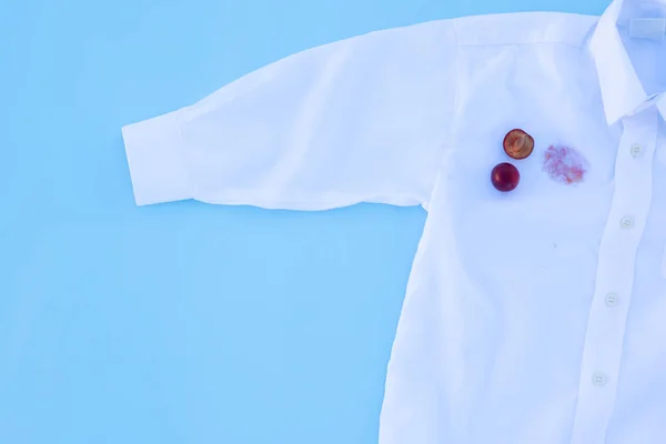 Vuile Vlek Een Wit Shirt Geïsoleerd Blauwe Achtergrond Hoge Kwaliteit — Stockfoto