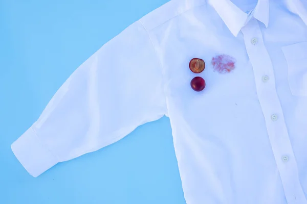 Vieze Vlek Van Pruim Een Wit Shirt Geïsoleerd Blauwe Achtergrond — Stockfoto