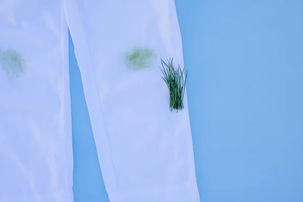 Vuil Gras Vlek Witte Broek Geïsoleerd Blauwe Achtergrond Dagelijks Leven — Stockfoto