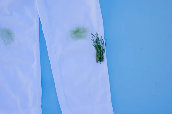 Mancha Hierba Sucia Pantalones Blancos Aislado Sobre Fondo Azul Vida — Foto de Stock