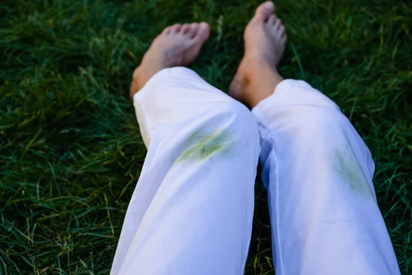 Die Nackten Füße Des Mädchens Gras Freien Schmutziges Gras Flecken — Stockfoto