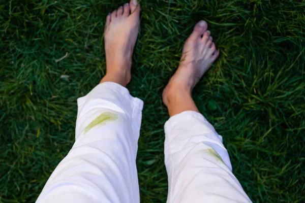 Die Nackten Füße Des Mädchens Gras Freien Schmutziges Gras Flecken — Stockfoto