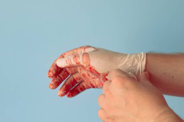 Eldivenleri çıkarıyorum. Doğru eldivenleri çıkarmak için adım atıyorum. Yüksek kalite fotoğraf