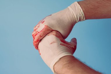 Eldivenleri çıkarıyorum. Doğru eldivenleri çıkarmak için adım atıyorum. Yüksek kalite fotoğraf