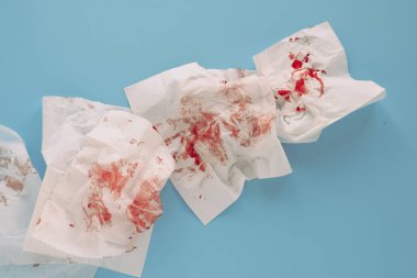 Mavi arka plandaki kağıt peçetelere kan damlatın. Yüksek kalite fotoğraf