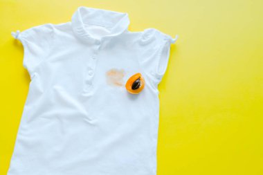 Tişörtteki meyve lekesi. Günlük hayat, temizlik ve temizlik için kirli bir leke. Yüksek kalite fotoğraf