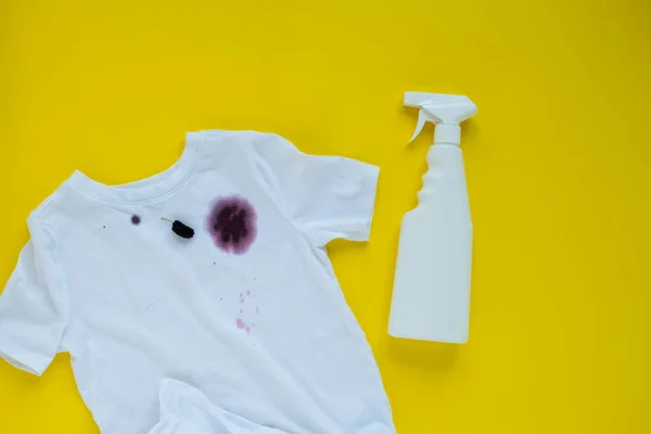 Mancha Morera Una Camiseta Blanca — Foto de Stock