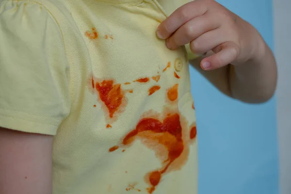 Het Kind Trekt Een Shirt Met Vlekken Uit Ketchup — Stockfoto