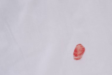 Beyaz arka planda kırmızı iz var. Yüksek kalite fotoğraf