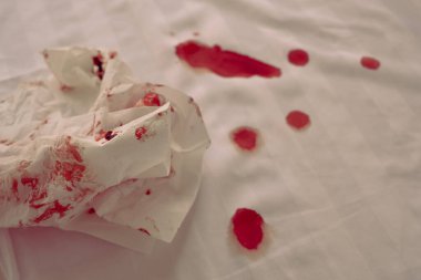 Yatakta kan lekeleri ve kanlı bir peçete. Yüksek kalite fotoğraf