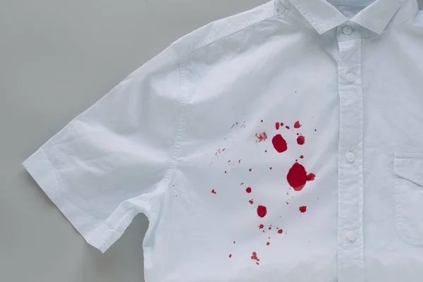 Manchas Sangre Una Camisa Blanca Foto Alta Calidad — Foto de Stock