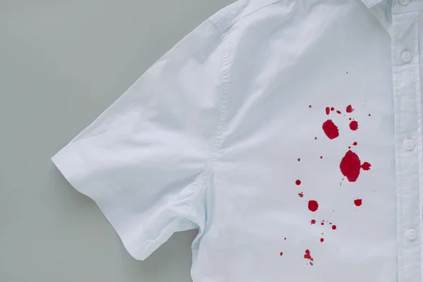 Manchas Sangre Una Camisa Blanca Foto Alta Calidad — Foto de Stock