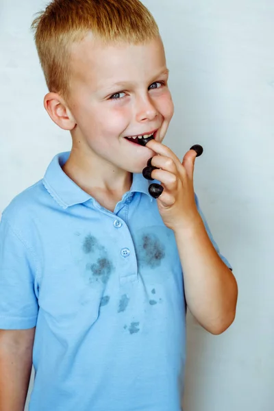 Flecken Schwarz Auf Einem Blauen Shirt Hochwertiges Foto — Stockfoto