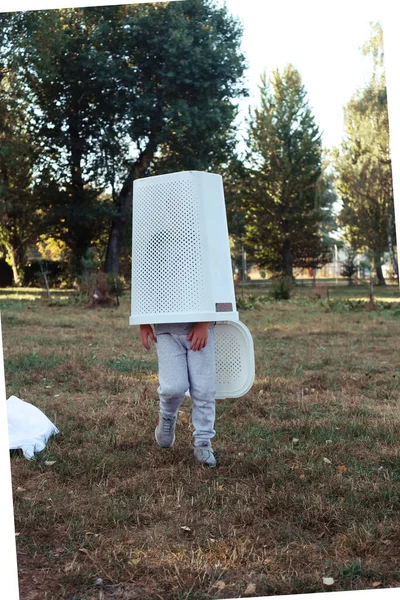Das Kind Das Sich Wäschekorb Versteckt Kleidung Die Auf Dem — Stockfoto