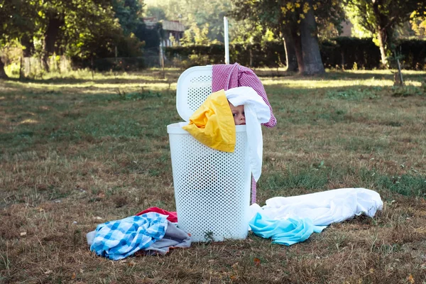 Ropa Sucia Que Dispersa Cesta Ropa Foto Alta Calidad — Foto de Stock