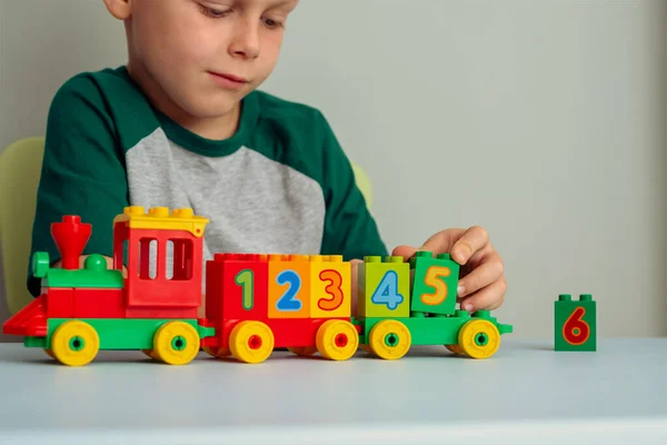 Criança brincando com um trem, blocos de números. Brinquedos educativos para crianças pré-escolares e do jardim de infância. — Fotografia de Stock