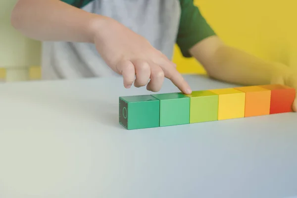 Närbild Barns Händer Räkna Färgade Block Rader Bordet — Stockfoto