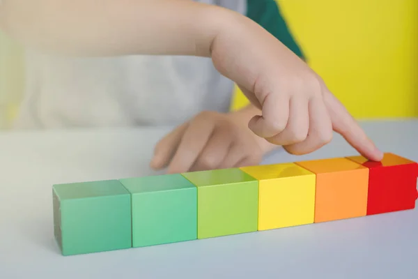 Fechar Mãos Das Crianças Contando Blocos Coloridos Linhas Mesa — Fotografia de Stock