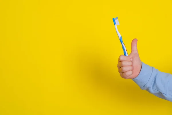 Child Hand Showing Class Holding Toothbrush Yellow Background High Quality — Stock Photo, Image