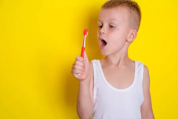 Baby Tooth Child Hand Dentistry Health Concept Yellow Background High — Stock Photo, Image