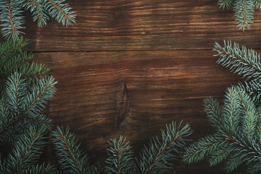 Noel ağacı dalları olan ahşap bir arka plan. Yüksek kalite fotoğraf