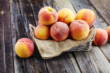 şeftali ahşap arka planda