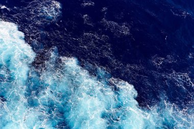 dalgalı okyanus suyu arka planı.