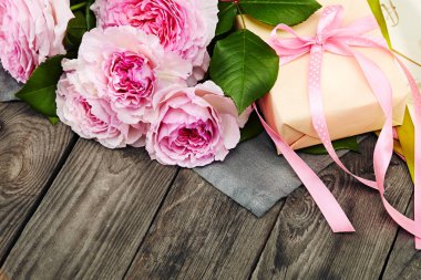 ahşap arka plan üzerinde pembe gül buketi