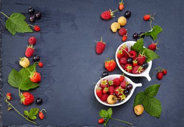 Arkaplanda Taze Meyveler (Çilek, Ahududu ve Böğürtlen). Tarım, Bahçe, Hasat Konsepti