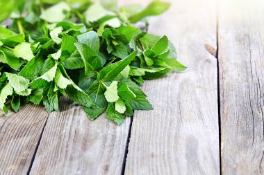 Ahşap masada nane şekeri.